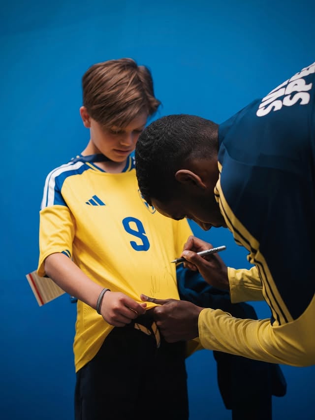 Kungligt besök på dagens träning ✨Prins Daniel och prins Oscar träffade spelare och ledare och önskade laget lycka till inför VM 🇸🇪Prins Oscar fick även en extra pratstund med favoritspelaren Alexander Isak 🤩 by @swemnt