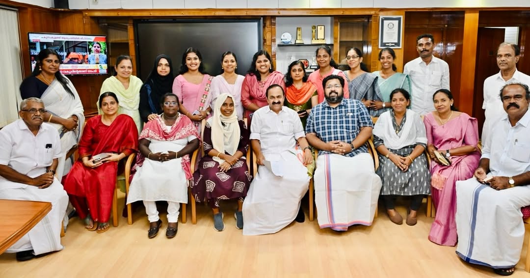 തിരുവനന്തപുരം കോർപ്പറേഷനിലെ യുഡിഎഫ് അംഗങ്ങളുമായി ബഹുമാനപ്പെട്ട മുഖ്യമന്ത്രി ഇന്നലെ സംവദിച്ചു. തിരുവനന്തപുരം നഗരത്തെ എല്ലാവർക്കും ജീവിക്കാൻ കഴിയുന്ന നാളെയുടെ നഗരമാക്കി മാറ്റുവാൻ കഴിയുന്ന ചില ശുപാർശകൾ അദ്ദേഹത്തിന് മുന്നിൽ സമർപ്പിച്ചു. by @__vyshnasuresh__