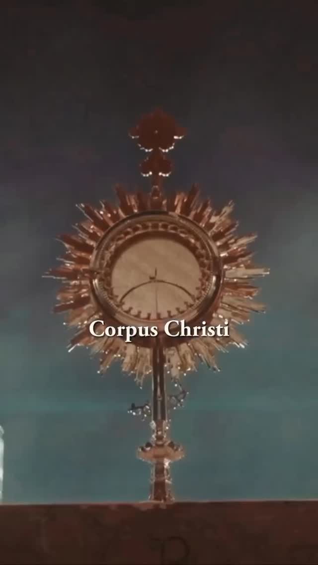 Tantum ergo Sacraméntum,Venerémur cérnui:Et antíquum documentumNovo cedat rítui;Præstet fides suppleméntumSénsuum deféctui.Genitori Genitóque,Laus et iubilátio;Salus, honor, virtus quoque,Sit et benedíctio;Procedénti ab utróqueCompar sit laudátio.Amen.EspañolVeneremos, pues, inclinadostan grande Sacramento;y la antigua figura ceda el puestoal nuevo rito;la fe suplala incapacidad de los sentidos.Al Padre y al Hijosean dadas alabanza y júbilo,salud, honor, poder y bendición;una gloria igual sea dadaal que del uno y del otro procede.Amén. #corpuschristi by @vivir_como_los_santos