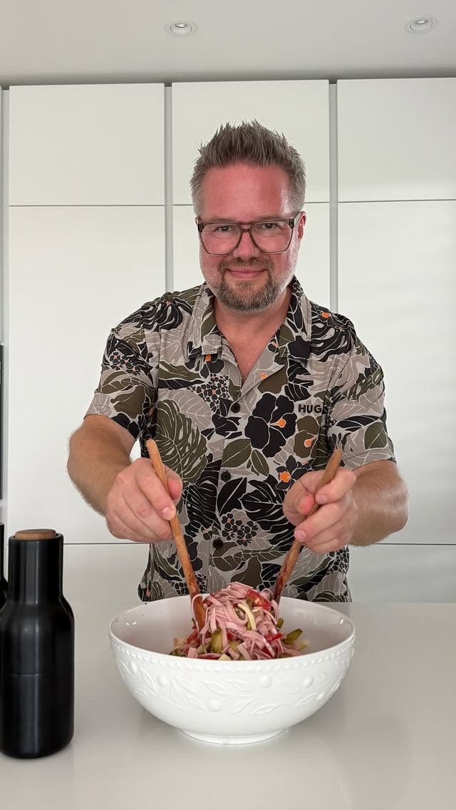 Des esse mir im Summer mindestens emol die Woch – un wenn mer ehrlich sinn, manchmal ach öfters… 😅🌿
Egal ob uff de Terrass, im Garde oder schnell zwischdursch –
hauptsach es schmeckt un macht glücklisch.

Un ganz ehrlisch:
Wer braucht schun komplizierde Rezepte,
wenn’s äfach guud sei kann?

Bissl gschnippelt, bissl ogerischt –
fertig is de „Ich könnt mich nei lege“-Moment 😄

👉 Also Hand uff’s Herz:

Wie oft esst ihr sowas im Summer wirklich…? 👀

„Rezept“: 
400gr Lyoner
Essiggurken nach Belieben (wir nehmen ne gute Hand voll)
Tomaten nach Belieben
Käse (egal welcher, hauptsache er schmeckt) ca 5 Scheiben 
Salz 
Pfeffer
Sonnenblumenöl (2 EL)
Tafelessig aus Brandwein (ca 3 EL)
Gurkenwasser (einen ordentlichen Schluck, das gibt den Geschmack)

Kleiner Tipp: das Ganze eine Weile durchziehen lassen und danach nochmal nachwürzen