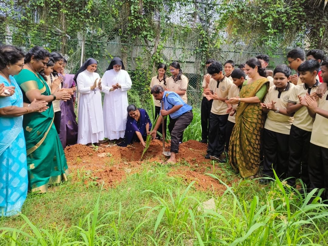 നമുക്ക് ശേഷവും വരും തലമുറകൾക്ക് ശുദ്ധവായുവും ശുദ്ദജലവും നൽകുകയും നമ്മുടെ പ്രകൃതിയെ നിലനിർത്തുക എന്നതും നമ്മുടെ ഉത്തരവാദിത്വമാണ്. കേരള സംസ്ഥാന ദേവസ്വം വകുപ്പിന്റെ ദേവാരണ്യം പദ്ധതിയുടെ ഭാഗമായി പേരൂർ ശ്രീകൃഷ്ണ സ്വാമി ക്ഷേത്രത്തിൽ ലോക പരിസ്ഥിതി ദിനത്തോടനുബന്ധിച്ചു നടത്തിയ ചടങ്ങിൽ ആശംസകൾ അറിയിച്ചു സംസാരിക്കുകയും, മുട്ടടയിൽ നടന്ന വിവിധ പരിപാടികളിൽ പങ്കെടുക്കുകയും ചെയ്തു. by @__vyshnasuresh__