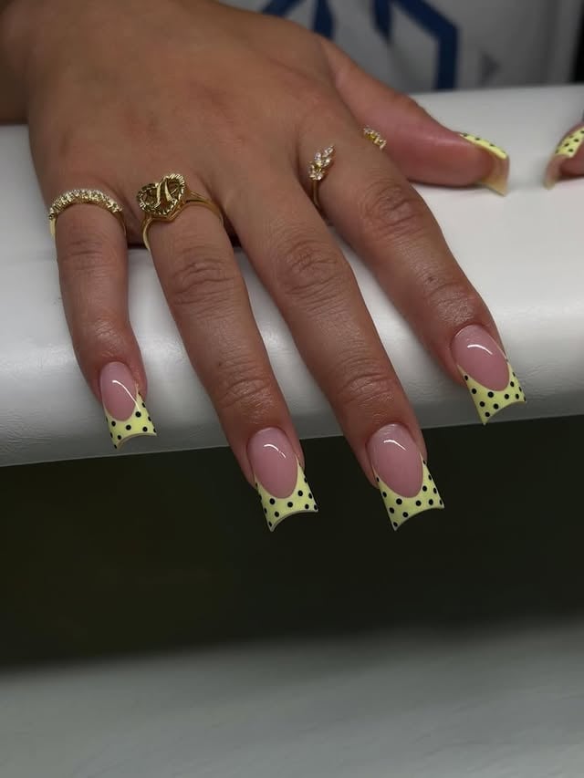 Polka dot shorties🌻🌝⚫️⭐️Yellow and black polka dot frenchies—such a cutesy set !Artist: @deenailslayer Where nail lovers link up 💅🏾 #thenailconnection #polkadotnails #yellownails #nailinspo nailsnailsnai by @thenailconnection