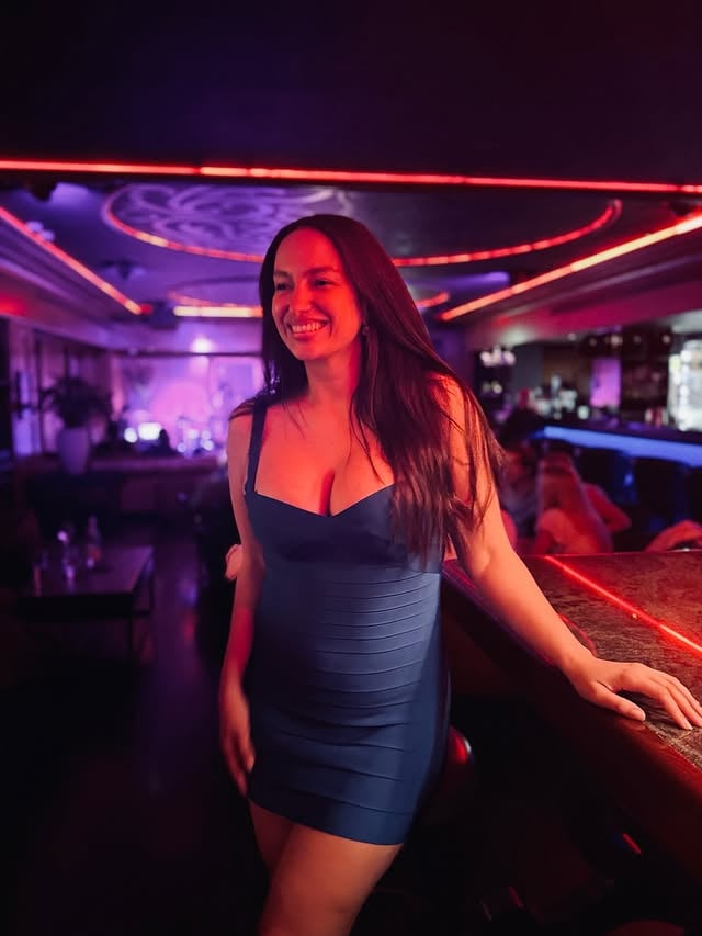 Serving face, confidence, and a little bit of danger ✨🍸

#LondonNights #NightOut #BlueDress #GirlsNight #luxurylifestyle