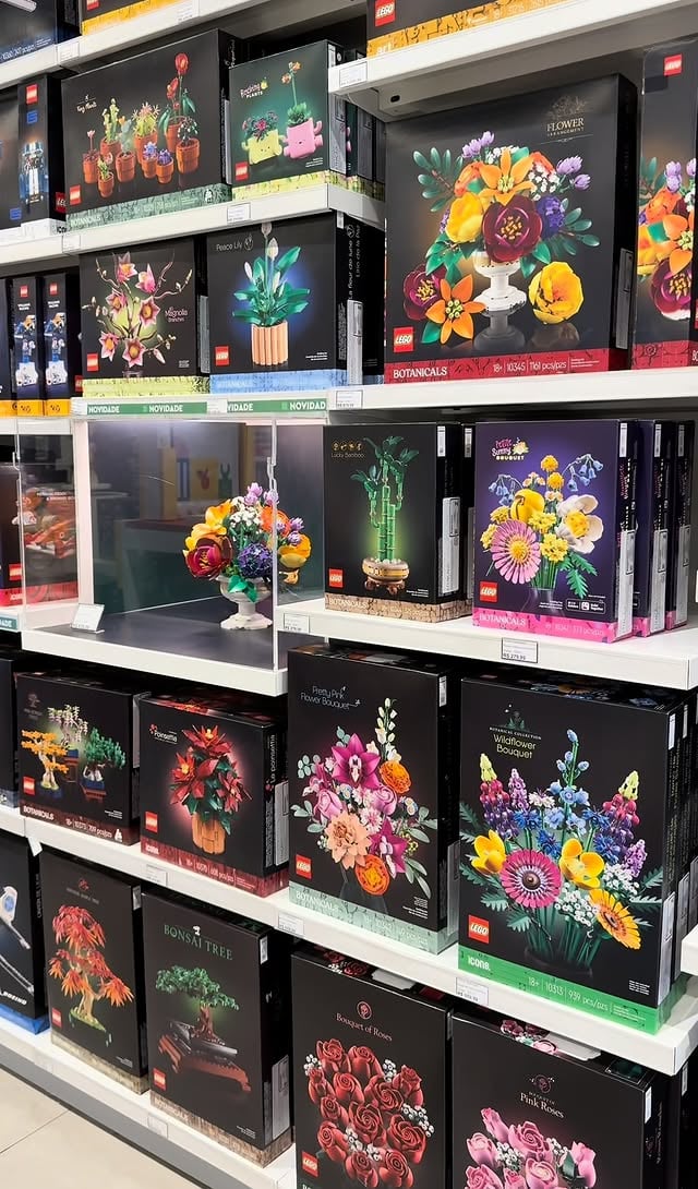 Neste Dia dos Namorados, troque flores que duram para sempre. 💐Os sets LEGO® Botanicals são o presente perfeito para montar a dois, decorar com carinho e transformar cada detalhe em uma lembrança especial.Porque amor também é construção: peça por peça, momento por momento. ❤️Surpreenda quem você ama com um presente criativo, colorido e cheio de significado.Feliz Dia dos Namorados com LEGO!#LEGOBotanicals #LEGO #DiaDosNamorados #PresenteCriativo #FloresQueDuram by @legostoresbr