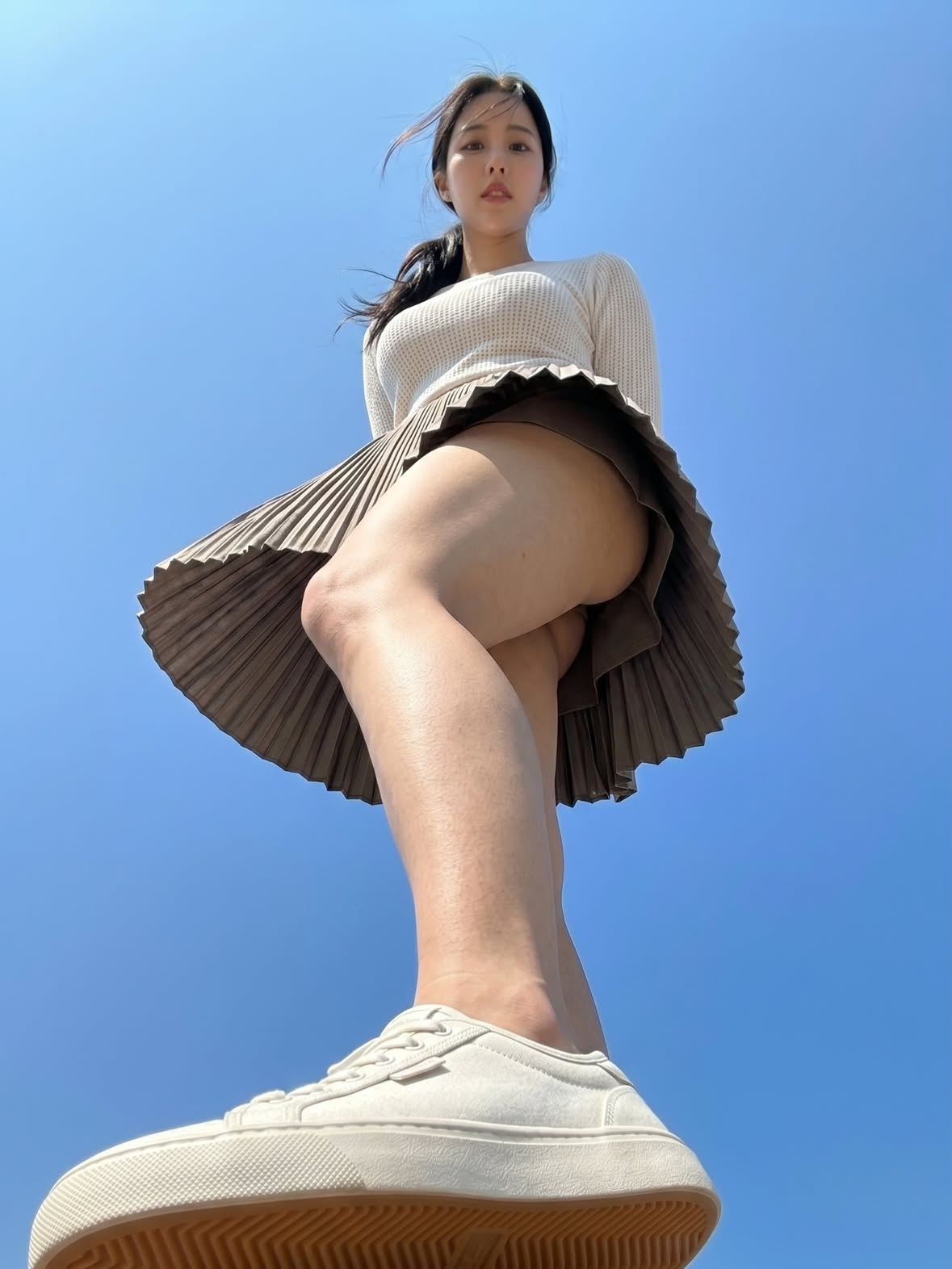 밑에서 보니까 세상이 다 내 거 같네 🌊💙
Viewing the world from the ground up."
#mijin #weekend #vibe #pov