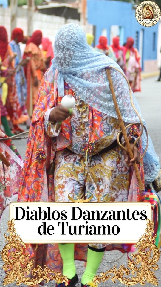 🎭 DEL DESTIERRO A LA RESISTENCIA: ¡Turiamo vive en Maracay! 🔥En 1957 fueron desalojados de sus tierras ancestrales, pero nadie pudo arrebatarles la fe. La cofradía trajo sus tradiciones a Maracay y echó raíces en el sector23 de Enero - El Recurso.Hoy, esas prácticas permanecen más vivas que nunca en cada Corpus Christi, donde representando al maligno caen humillados ante el Santísimo Sacramento. Un ritual que es Patrimonio de la Humanidad por la UNESCO y parte inquebrantable de la identidad cultural y religiosa del estado Aragua. 🇻🇪✨🎬 ¡Dale play al video y vive la fuerza de esta herencia!#DiablosDeTuriamo #ElRecurso #Maracay #Aragua #CorpusChristi by @vivir_como_los_santos
