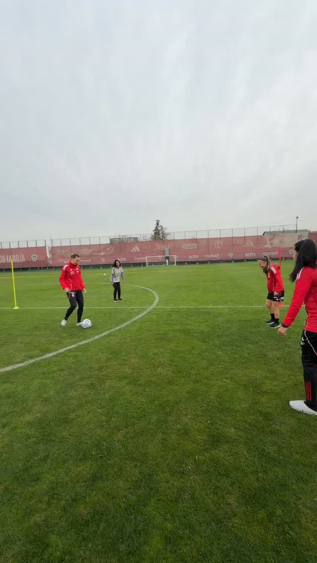Nuestra @pamefieradiaz estaba muy sola 😔⚽🤣 #Trend #SelecciónChilena #LaRojaFemenina by @pamefieradiaz