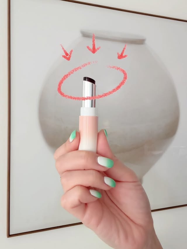 지난공구 품절대란템이었던 드로에뚜💄어색한 발색이 아니라 쌩얼에도 바르기 좋고간편하게 발리며, 지속력 좋고👍🏻나이들수록 립 하나 바르고 안바르고 차이 엄청큰거 아시죠!좀비가 되느냐- 생기있는 사람이 되느냐 차이!💄 2개, 4개, 6개, 8개 골라 담으세요💄개당 1만원대로 모십니다!!🐳 촉촉한 질감! 바를수록 기분 좋아지는 워터젤 틴트가볍고 수분감 넘치는 제형입술에 부드럽게 밀착되어 끈적임✖️⏱️ 탁월한 지속력입술 위 발색된 컬러가 오래 유지되어자주 덧바를 필요없이 생기있는 입술컬러 유지💋🎨 6개의 다양한 컬러 구성데일리 메이크업부터 특별한 날까지!웜톤, 쿨톤 큰 구분없이 누구에게나 잘 스며드는 컬러감🌿 입술 보호성분스킨케어 특히 보습성분이 함유되어 촉촉한 입술을 유지👩🏻‍⚕️ 민감성 피부 테스트즉각적인 보습(수분)개선 및 지속력피부일차자극 임상을 받은 만큼 보습력 좋아요#수채회립밤 by @derful_yuri
