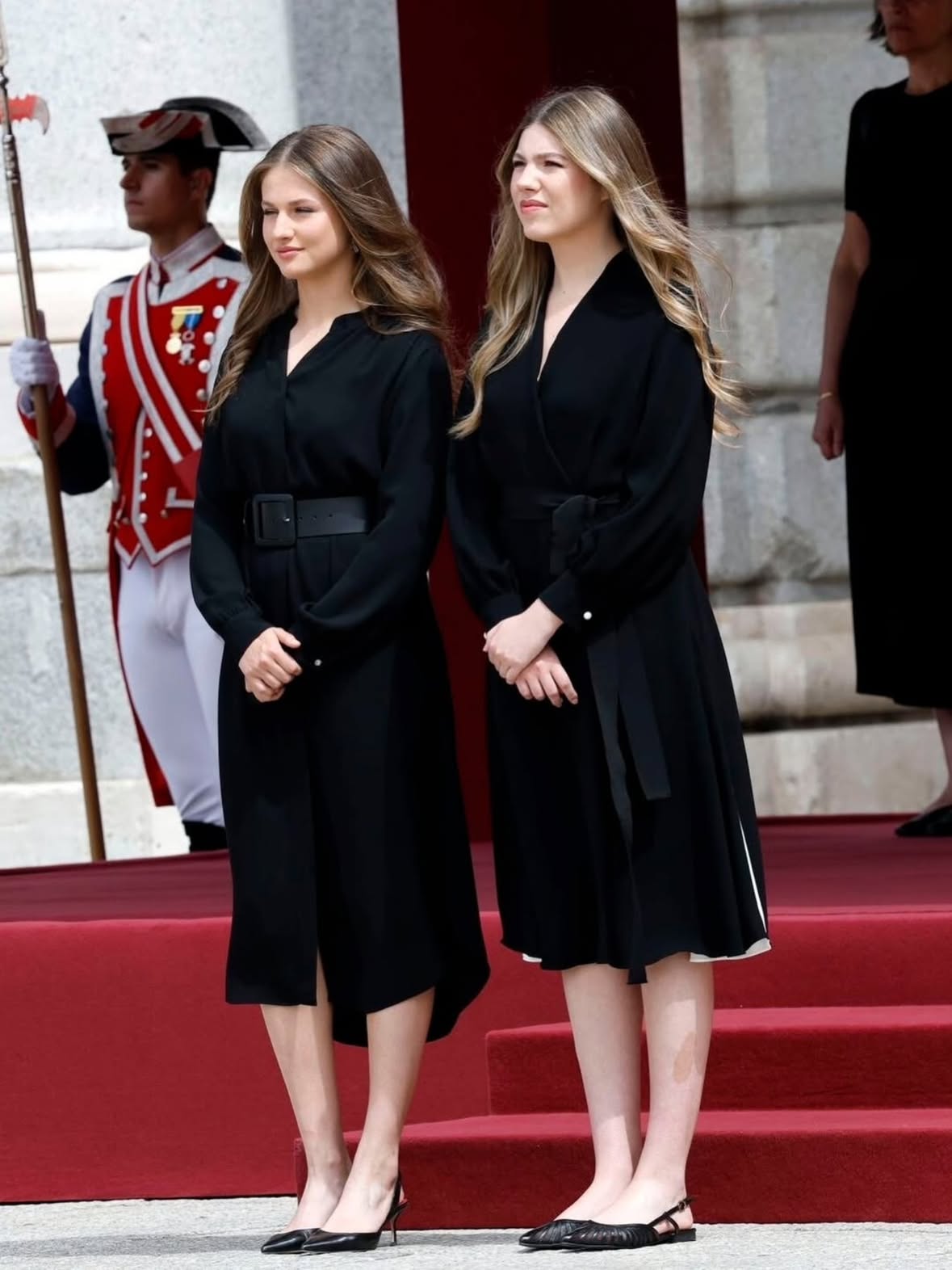 Así ha sido la llegada del papa León XIV a Madrid y el recibimiento de los reyes Felipe y Letizia. Don Felipe y doña Letizia han ejercido de anfitriones en la visita del Santo Padre. El monarca y la Reina le esperaban a pie de pista en su descenso del avión papal.

#royals #reinaletizia #felipevi #papaleónxiv
