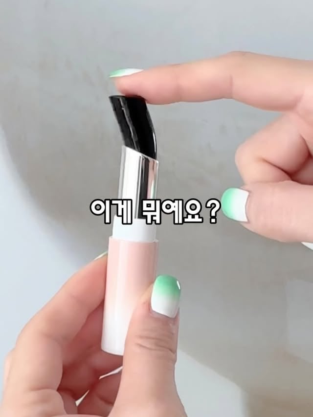 말 좀 많이 했다하면 지워지고커피마시면 지워지고밥 먹으면 지워지고이제 그런 립은 그마아아안🙌🏻시원한 물젤리 같은 드로에뚜 오래 가는 팁 🍯여러번 레이어드해서 문질문질(촉감 너무 좋음)해주시고가지고 계신 립펜슬로 스머징 샤샤샥! 끝-언제까지 좀비입술로 살아가실거예요!!쌩얼에 대충 슥슥슥 발라주시면(거울 안봐도 바르기 가능)입술에 자연스럽게 스르르 수채화처럼 발색!!2개, 4개, 6개, 8개 골라 담으세요💄개당 1만원대로 모십니다!!(무료배송이라는 점)🐳 촉촉한 질감! 바를수록 기분 좋아지는 워터젤 틴트가볍고 수분감 넘치는 제형입술에 부드럽게 밀착되어 끈적임✖️⏱️ 탁월한 지속력입술 위 발색된 컬러가 오래 유지되어자주 덧바를 필요없이 생기있는 입술컬러 유지💋🎨 6개의 다양한 컬러 구성데일리 메이크업부터 특별한 날까지!웜톤, 쿨톤 큰 구분없이 누구에게나 잘 스며드는 컬러감🌿 입술 보호성분스킨케어 특히 보습성분이 함유되어 촉촉한 입술을 유지👩🏻‍⚕️ 민감성 피부 테스트즉각적인 보습(수분)개선 및 지속력피부일차자극 임상을 받은 만큼 보습력 좋아요 by @derful_yuri