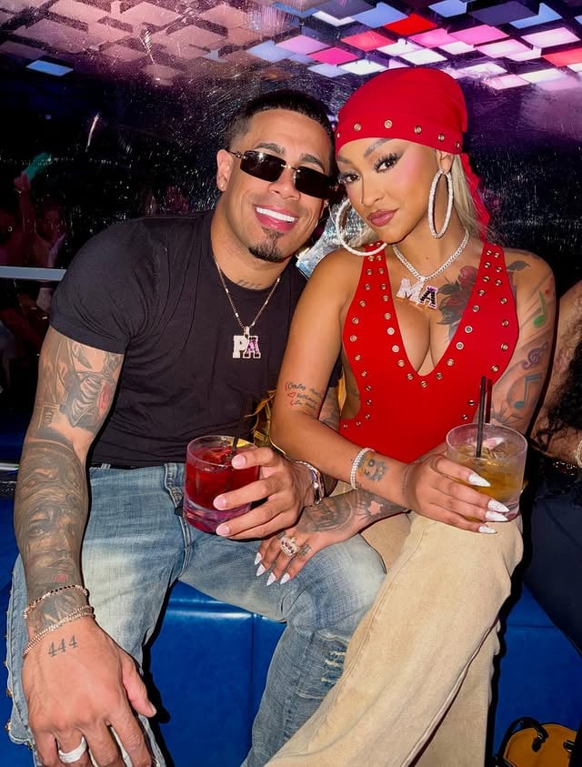 Celebrando 🍻 POR TODO LO ALTO ESTÁBAMOS ESPERANDO ESTE MOMENTO Y QUE MÁS RICO QUE SEA AQUÍ En PUERTO RICOOOOOOOO 🇵🇷 ACHOOOOO PRRRRRR LOS AMAMOS MUCHO GRACIAS POR EL CARIÑO Y EL APOYO ME SIENTO FELIZ PORQUE TUS LOGROS  SON LOS MÍOS Y SIEMPRE HE APOSTADO A TI ERES UNA ESTRELLA 🌟 Y TE MERECES TODO LO BONITO QUE TE PUEDA PASAR LA OTRA VEZ FUIMOS CON LA ESPERANZA DE QUE GANARÁS Y NO SE DIO PERO EL TIEMPO DE DIOS ES PERFECTO Y HOY ES OTRO AMANECER UN DIA ESPECIAL LO LOGRASTE Y LO LOGRAMOS PORQUE TUS LOGROS SON LOS MÍOS LA MEJOOOORRRR JAJAJAJ QUE DURO 🤎💜🦂PR🇵🇷Y RD 🇩🇴 🌎👁️ SOMOS NOSOTROS LA FUCKING PRESIÓN EL EQUIPO GANADOR 🥇 #premiostumusica GRACIAS POR LA INVITACIÓN 🦍⚓️