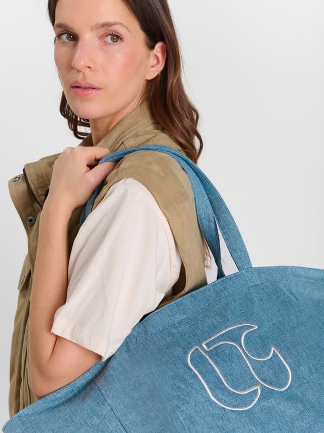 L’identité du Temps des Cerises s’exprime dans chaque détail. Des pièces printemps-été pensées pour durer, et des accessoires qui signent le style, à l’image du sac Perrine et de son monogramme assumé.Un vestiaire qui raconte notre ADN : authentique, solaire et résolument denim.The essence of Temps des Cerises shines through in every detail.Spring-summer pieces designed to last, and accessories that define the style, like the Perrine bag with its bold monogram.A collection that reflects our DNA: authentic, sunny, and unapologetically denim.#letempsdescerisesjeans by @letempsdescerisesjeans