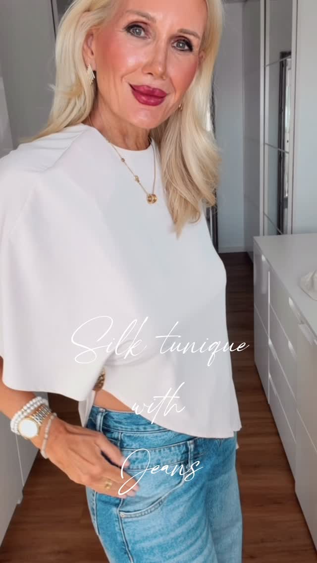 Einen wunderschönen guten Morgen ❤️❤️

Ich hoffe, Ihr hattet alle ein schönes Wochenende und konntet es genießen!
Wir hier im Süden, hatten wirklich Glück mit dem Wetter! Es war durchgehend, ab Freitagnachmittag, sonnig!

Den 30. Geburtstag meiner Tochter haben wir ausgiebig gefeiert- 
und Ihr wisst ja, im „Alter“ dauert die Regenerierung immer etwas Länger🙈😂…

Deswegen werden heute auch die Koffer gepackt und morgen geht’s für die nächsten 10 Tage nach Sardinien! ✈️

Ab morgen dann wieder, Sommerkleider, Bikini - my style and more! Zumindest ist so mal der Plan😂

Ich wünsche Euch einen schönen Montag und einen guten Wochenstart,
Eure Andi🥰

Mein Look:
Eine asymmetrische seidene Tunika mit einer weiten Jeans getragen, um nicht ganz zu elegant zu erscheinen!
Dazu Sandalen, mit ebenfalls asymmetrischen Riemen und kleinem Absatz.

#silktunique#widelegjeans#fashionlove