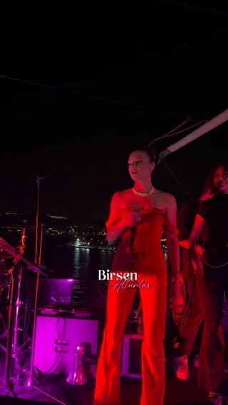 Ünlü oyuncu Nilsu Berfin Aktaş Bodrum'da katıldığı davette şarkı söyledi. Sizce performansı nasıl?