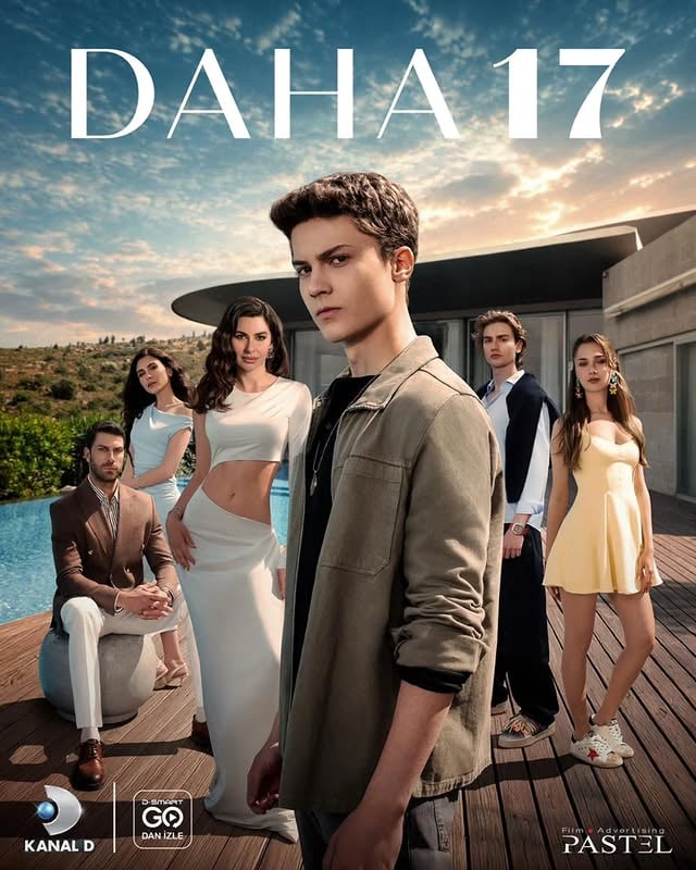 “Daha 17”den Türkiye Rekoru! İlk Bölüm İlk 3 Günde 10.3 Milyon İzlenmeye Ulaştı♦️Kanal D’nin Bodrum’da çekilen yeni dizisi “Daha 17”nin bu akşam ikinci bölümü yayınlanacak. Dijitalde yakaladığı büyük başarıyla dikkat çeken Pastel Film imzalı yapım, YouTube’daki ilk bölümüyle ilk 3 günde 10.3 milyon izlenmeye ulaşarak Türkiye rekoruna imza attı. İlk bölümün izlenme sayısı yükselişini sürdürürken, rakam kısa sürede 13 milyonu aştı.17 YAŞINDAKİ ARAS'IN HİKÂYESİ♦️Yurtlarda büyüyen 17 yaşındaki Aras’ın (Çağan Efe Ak), yıllardır ayrı kaldığı kardeşini bulma mücadelesini konu alan dizi, ekrana geldiği ilk günden itibaren sosyal medyada da geniş yankı uyandırdı.♦️Yönetmen koltuğunda Emre Kabakuşak’ın oturduğu “Daha 17”nin oyuncu kadrosunda Nesrin Cavadzade, Çağan Efe Ak, Armağan Oğuz, Ceren Ayruk, Ata Yaşat, Dilara Aksüyek, Çağdaş Onur Öztürk, Melis Babadağ, Helin Elveren, Bülent Seyran, Cemal Toktaş, Hakan Meriçliler, Deniz Ali Cankorur, Ezgi Dalgıç, Berra Ahsen Uslu, Batuhan Mora, Efe Musa, Ahmet Can Özer ve Güneş Hayat yer alıyor.