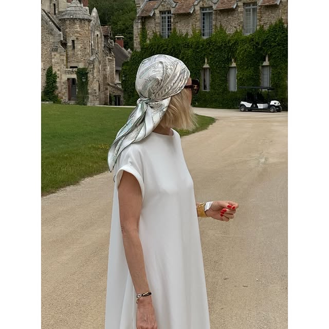 | M i n i m a l  W h i t e |
.
.
Le blanc revient toujours dans ma manière de m’habiller, presque instinctivement. Un écho à l’enfance, à une forme de simplicité que je n’ai jamais vraiment quittée.

Un look minimaliste, comme je les aime.

La robe blanche Emma, de SELIIJAN, dont l’ADN est profondément ancré entre élégance, simplicité et mémoire. Une pièce fluide, à la coupe juste et à l’élégance naturelle.

Le carré de soie SUKĒ, La Cité des Terres de l’Ouest, vert jade, s’inscrit dans un univers poétique, où chaque pièce porte une dimension symbolique.

Le panier MUUN s’ancre dans un savoir-faire artisanal et des matières naturelles, avec une esthétique de l’essentiel.

Trois maisons.
Trois ADN.
Trois évidences.

Et toujours la même ligne directrice :
le minimalisme comme langage, le blanc comme base.

• Carré La Cité des terre de l’Ouest, vert jade @suke_paris 
Collaboration commerciale - produit offert 

• Robe Emma @seliijan_ 
• Ballerines en résille @maisonalaia 
• Panier @muun_officiel 
• Bijoux, Manchette, bracelet et boucles d’oreilles @_ethel_paris 

Minimal style - Parisian chic - Parisian style - Ootd - Minimalism - Timeless style - Slow fashion - Photography - Insta fashion - Soft minimalism - Ootd fashion - Mode - Inspiration 

#fashionstyle #parisianchic #aesthetic