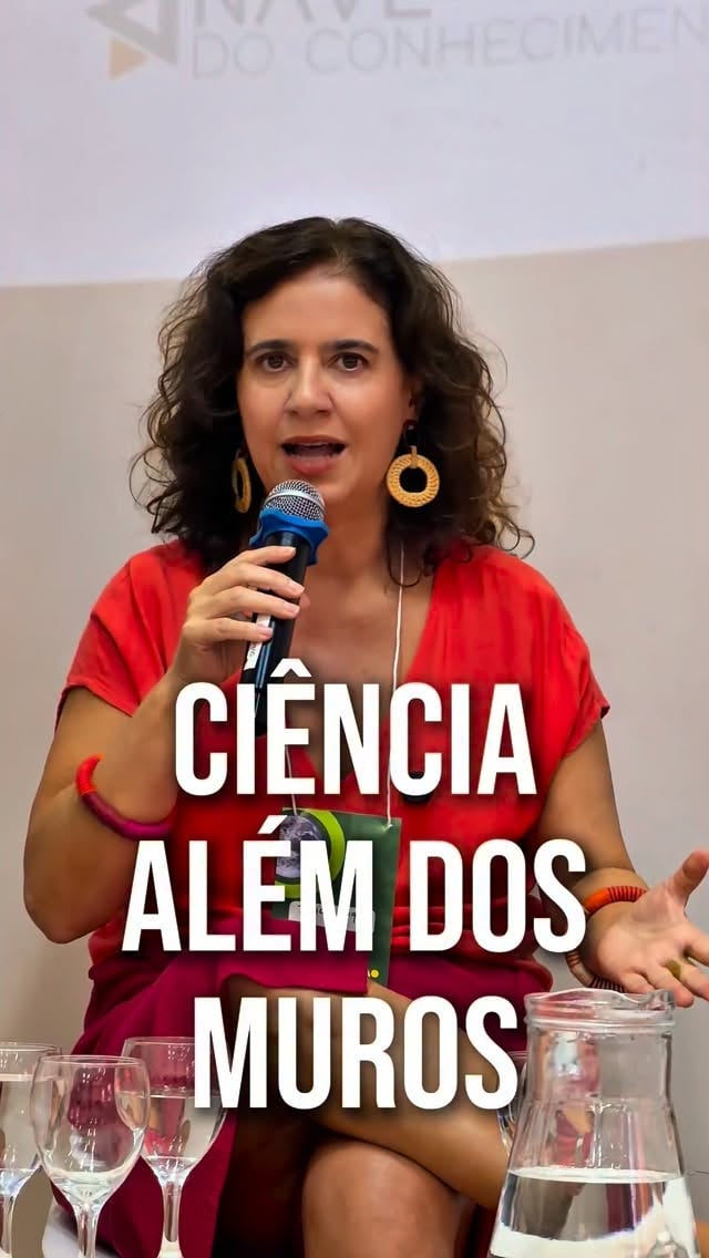 Ciência além dos muros!As mudanças climáticas já impactam a vida de milhões de pessoas. Por isso, levar ciência para os territórios é fundamental para conscientizar, informar e mobilizar a população.Nas Naves do Conhecimento, esse trabalho já acontece por meio de cursos, oficinas, palestras e diversos projetos que aproximam a ciência, a tecnologia e a educação ambiental da população. Falar sobre clima é falar sobre qualidade de vida, justiça social e oportunidades. E a ciência precisa estar ao alcance de todos. by @tatianaroque.oficial