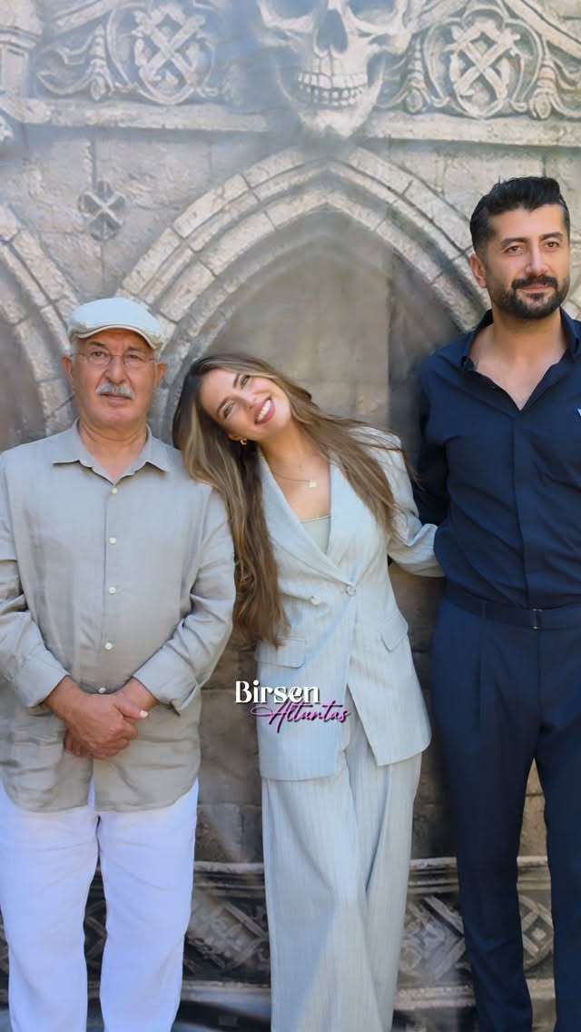 İNSANIN ADANALI OLASI GELİYOR♦️Ali Sürmeli, Melis Özçimen ve Onur Akbay'ı buluşturanSıfırbir Yapım imzalı "Kıyma Hain Eşer Kendi Düşer" filmi 12 Haziran'da vizyona girecek. Filminin basın toplantısı renkli anlara sahne oldu. Ali Sürmeli Adana'da film çekmenin keyfini yaşadığını anlattı.