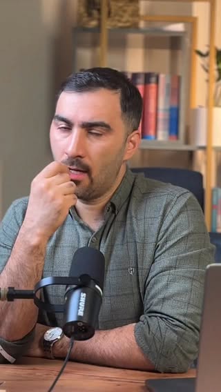 سه تا حوزه مهمی که عمدتا تو شناخت‌های پیش از ازدواج مشمول تعارف میشه و بعد از ازدواج به اختلافات جدی منجر میشه حوزه بچه؛ محل زندگی و پوله. مسائلی بنیادی که حول محور رویاهای آدم‌های برای زندگی آینده و تصویری که از رابطه عاطفی‌شون دارن شکل می‌گیرن و به این سادگی هم نمیشه با حل مسئله ازشون گذشت. اینکه یکی زندگی پر از بچه رو دوست داره و دیگری اصلا بچه نمی‌خواد. یکی رویای مهاجرت داره و اون یکی دلش به شهر و خانواده‌ش بنده. یکی امنیت مالی رو تو پس‌انداز می‌بینه و دیگری تو تجربه کردن و خرج کردن.

اتفاقی که میفته اینه که؛ تو دوران آشنایی، خیلی‌ها به امید اینکه “حالا بعدا حل میشه” یا “فعلا بحثش رو باز نکنیم” از کنار این مباحث عمیق رد میشن و  بعدا که سرباز می‌کنه نمی‌دونن چیکار باید بکنن. واسه همین عمیقا پیشنها می‌کنم که اگر تو مرحله شناخت پیش از ازدواج هستید، درباره این سه‌گانه حساس حرف بزنید و یه وقت‌هایی چند پرسش و پاسخ ساده، جلوی سال‌ها خشم عمیق رو به سادگی می‌گیره.

❤️‍🔥 نظر شما چیه دوستان!🌱