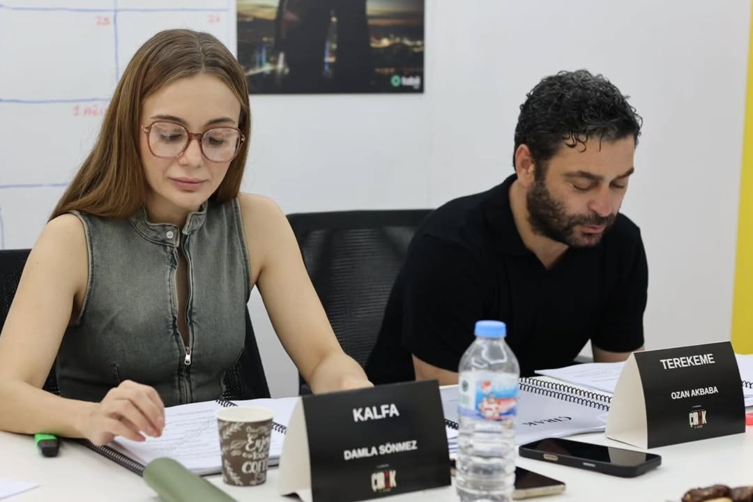 Çırak dizisinin 2. sezon okuma provası yapıldı

🔷 TRT tabii'nin Çırak dizisinin 2. sezon çekimleri 15 Haziran'da başlıyor. Ozan Akbaba'nın hem başrolünü oynadığı, hem de Birol Tezcan'la yazdığı dizinin okuma provası bugün yapıldı. İlk 3 bölümü Ozan Akbaba'nın memleketi Kars'ta çekilecek olan  dizinin yapımcılığını SO Medya'nın patronu Serdar Öğretici üstleniyor.

ANNE OĞUL YENİDEN BULUŞUYOR
🔷 "Zamanı gelmişlerin rızası sorulmaz" sloganıyla çekilen "Çırak"ın yönetmen koltuğunda Ozan Uzunoğlu oturuyor. "Terekeme" rolüne hayat veren Ozan Akbaba ile "Kalfa"yı oynayan Damla Sönmez'e 2. sezonda Ali Savaşçı "Naci", Gonca Cilasun "Nigar", Barış Yalçın "Araflı", Yunus Emre Özcan "Hacker2", Yunus Eski "Gökhan", Elshan Orucov " Elshan" rolleriyle eşlik edecek. İkinci sezonda Uzak Şehir'de anne oğlu canlandıran Ozan Akbaba ile Gonca Cilasun yeniden buluşuyor.

İŞTE ÇIRAK'IN KONUK OYUNCULARI
🔷 Merakla beklenen dizinin 2. sezon konuk oyuncuları Kars'ta yaşayan bir dede rolüyle 3 bölümde göreceğimiz değerli aktör Ali Seçkiner, Ejder rolüyle 1 bölüm yer alacak olan Emir Benderlioğlu, Öğretim görevlisi Elif rolüyle Tuğçe Açıkgöz ve Bertan rolüyle Atakan Yarımdünya ve Savcı rolüyle Şerif Erol...