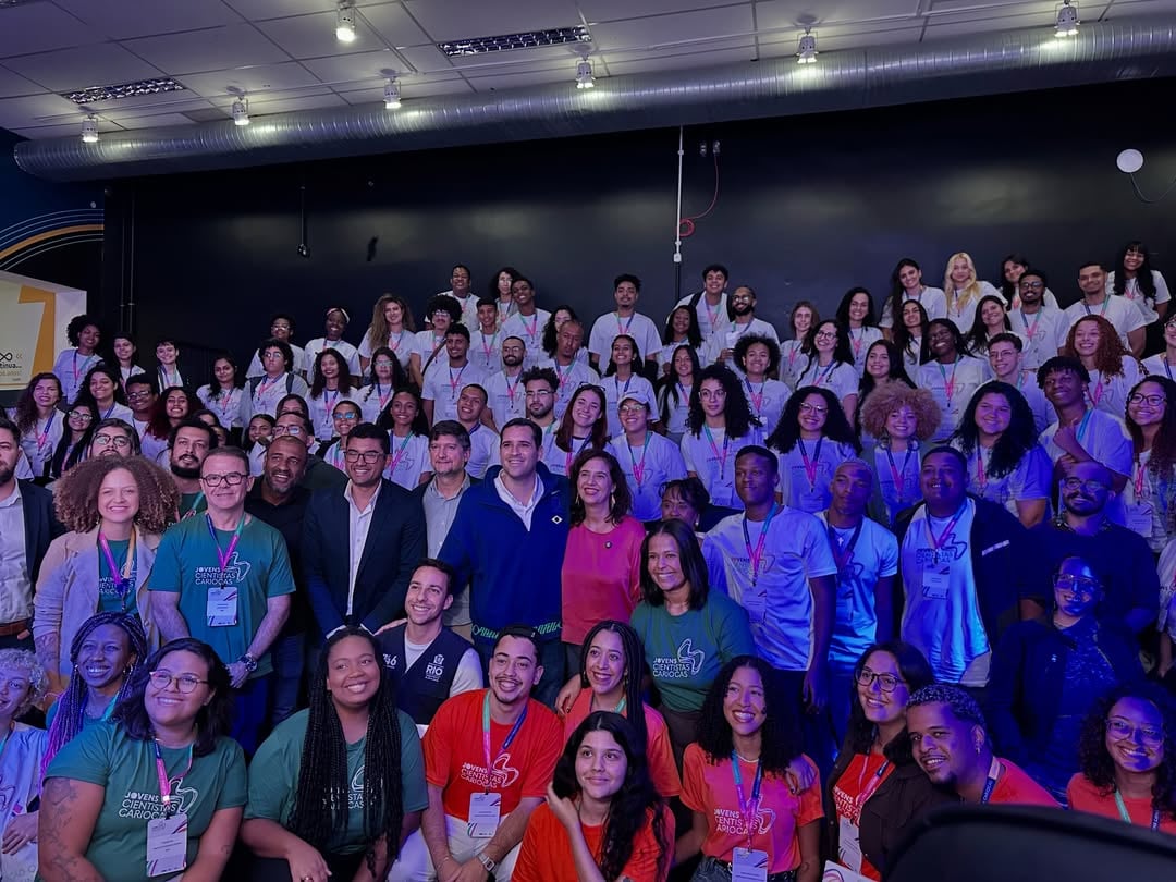 O diálogo é nossa maior força!Nas últimas semanas, estive em diferentes cidades, universidades, institutos federais e espaços de debate, dialogando com estudantes, pesquisadores, gestores e lideranças sobre os desafios do Rio e do Brasil.Passei pela Semana Rural da UFRRJ, em Seropédica; participei da aula inaugural do JCC na Nave do Engenhão, ao lado do prefeito @eduardo.cavaliere ; estive em aulas e palestras na UFRJ, IFRJ Pinheiral, IFRJ Volta Redonda, na UFF Volta Redonda… e muito mais!Acredito na força da presença, do diálogo e da construção de redes. É ocupando diferentes espaços e conectando pessoas que surgem as melhores ideias e as transformações que queremos ver acontecer. by @tatianaroque.oficial