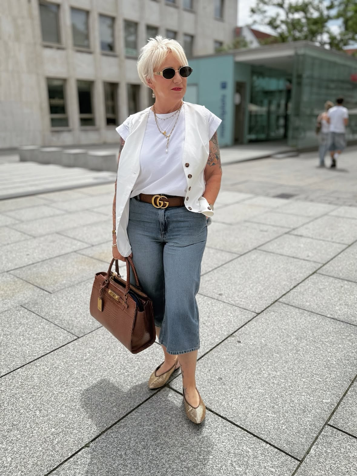 🤍Werbung 
Ich bin totaler Fan von der Kombi aus der lässigen Jeans-Bermuda, einem weißen Top & Weste und braunen Accessoires. Die hellen Farben wirken edel und die warmen Brauntöne machen den Look direkt etwas besonderer. Genau das Richtige für einen entspannten Tag in der Stadt – unkompliziert, stylisch und super angenehm zu tragen.

Magst du diesen City Look? ✨

Bermuda @hm 
Shopper @guess 

Jeans Bermuda, Weiß, braune Accessoires, City Look, Sommer Outfit, Casual Chic, Streetstyle, Fashion Inspiration

#JeansBermuda #CityLook #SommerStyle #CasualChic #fashioninspiration