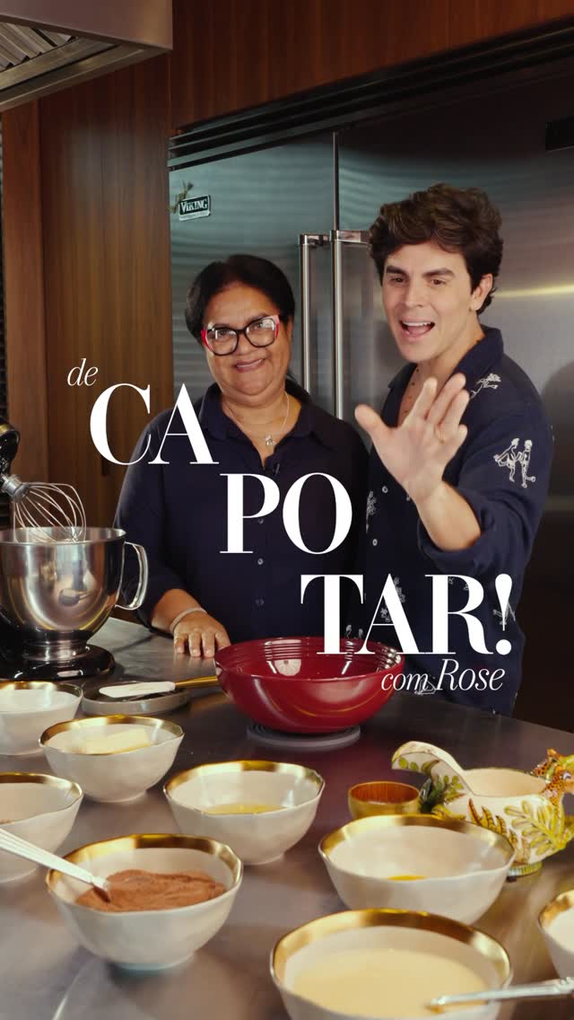 De CAPOTAR está de volta.

E voltou com uma receita que faz parte da história da nossa família: o famoso bolo formigueiro com coco da Rose e muita cobertura de brigadeiro, que faz muito sucesso aqui em casa e que nenhuma visita consegue esquecer.

É fácil, simples e absolutamente irresistível.

Salve a receita, compartilhe com quem ama um bolo caseiro e depois me conte aqui nos comentários se você fez e o que você achou!

RECEITA

Ingredientes

4 ovos (claras e gemas separadas)
4 colheres (sopa) de manteiga
1 xícara e meia de açúcar
2 xícaras de farinha de trigo
1 vidro de leite de coco
4 colheres (sopa) de coco ralado
1/2 xícara de chocolate granulado
1 colher (sopa) de fermento em pó

Modo de preparo

Bata as claras em neve e reserve.

Na batedeira, bata a manteiga, o açúcar e as gemas até obter um creme homogêneo.

Acrescente a farinha de trigo aos poucos, alternando com o leite de coco.

Adicione o coco ralado, o chocolate granulado e o fermento, misturando bem.

Por último, incorpore delicadamente as claras em neve.

Despeje a massa em uma forma untada e enfarinhada e leve ao forno preaquecido a 180°C por aproximadamente 25 a 35 minutos.

Cobertura de brigadeiro

Ingredientes

2 latas de leite condensado
6 colheres (sopa) de achocolatado
2 colheres (sopa) de manteiga com sal