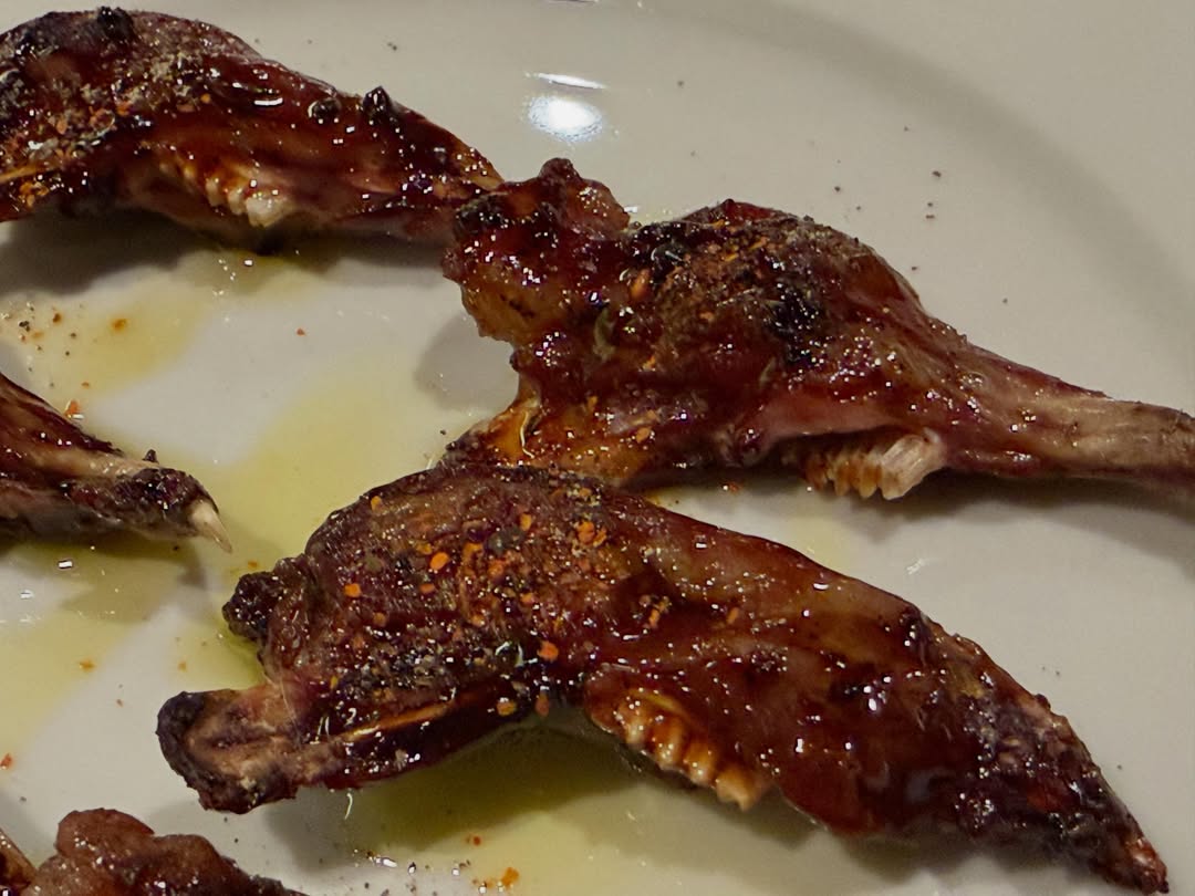 Conejo lacado a la brasa. Maximo aprovechamiento, texturas melosas y sabor intenso.
Alguien sabe que parte es del conejo ?