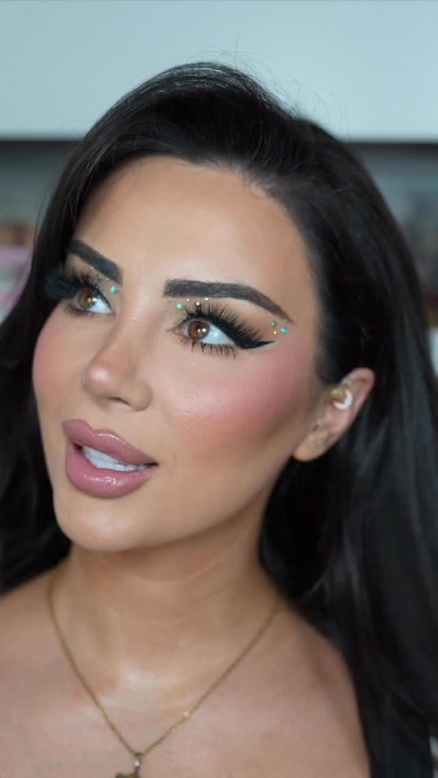 Love a bit of MJ #makeup by @zhilabeauty