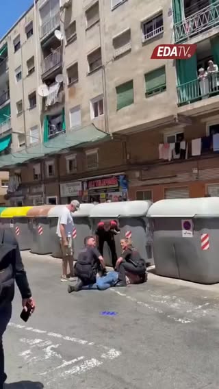 ‼️🇪🇸| BRUTAL APUÑALAMIENTO con una espada en Badalona. Este es el momento en el que los Mossos detienen al agresor.