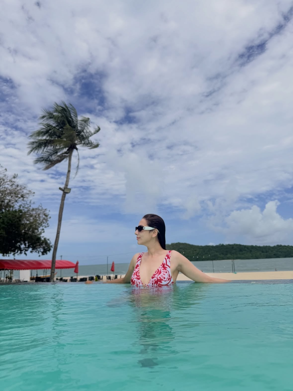 Where the pool meets the sea, life feels perfect. 💙🌊
 
#familytime❤️