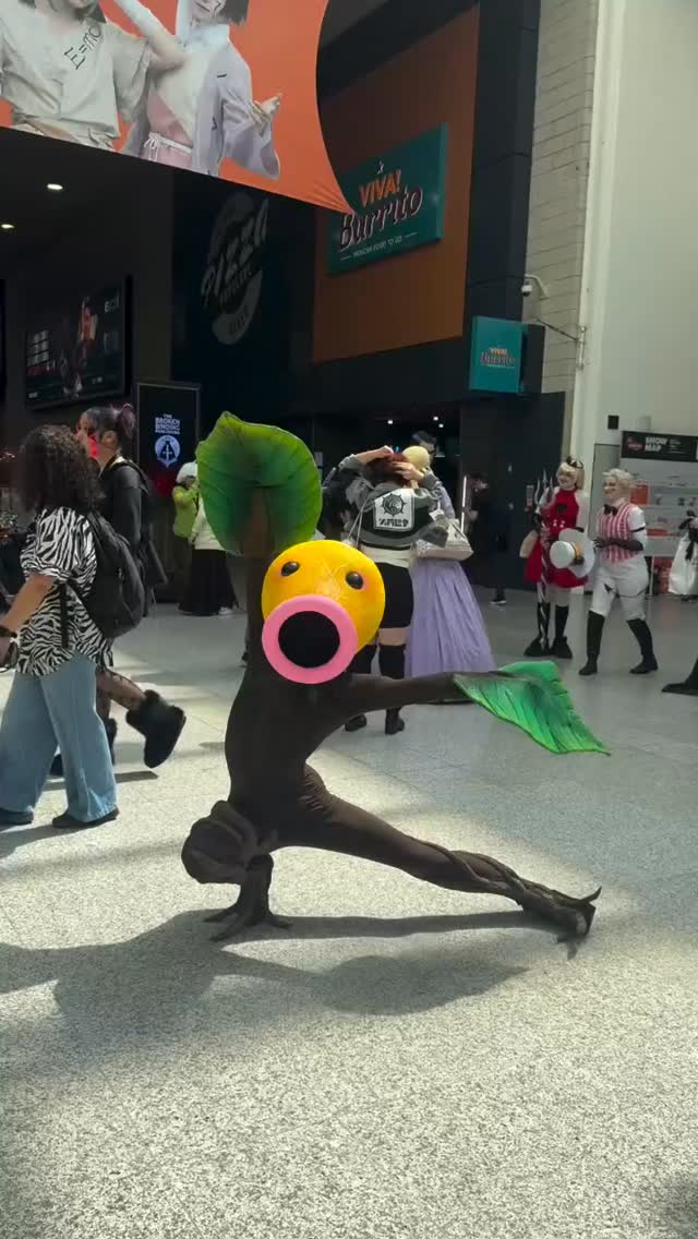 Bellsprout is serving 📹Costume by @coryrobertslive 🩰 @antonydalyluna
 
-
#cosplay #9gag #bellsprout #plantsvszombies