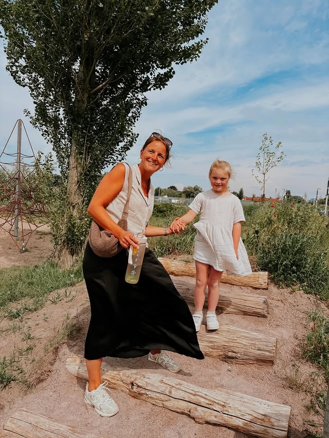 Dit weekend stroomde mijn hele tijdlijn vol met prachtige kids met downsyndroom. Echt, zelden voelde ik zoveel trots en dankbaarheid voor de wereldwijde Downcommunty!! ♥️

Voor wie het miste; vorige week deelde een bekende Amerikaanse YouTuber met miljoenen volgers dat hij en zijn vriendin ervoor gekozen hadden hun ongeboren baby van 20 weken te aborteren omdat het jongetje hoogstwaarschijnlijk het syndroom van down had. Eerder deelden ze dolblij met de hele wereld dat ze in verwachting waren. Maar het extra chromosoom van hun zoontje was ‘a glitch’, een storing. 
Begrijp me goed, ik begrijp volledig hun schok, de schrik en de angst… want er is heel onwetendheid! Bij het ontvangen van de diagnose krijg je ik het ziekenhuis zelden een volledig beeld voorgespiegeld. Maar déze keuze? Onbegrijpelijk! 

Deze woorden raakten me het meest: ‘it will take a little time to move on, but we are exited to try again in the future and hopefully have a better outcome.’

A better outcome? Een betere uitkomst? Geen glitch, maar dit keer een perfecte baby? 

Ik heb dit weekend net even wat vaker met ontroering naar onze prachtige dochter gekeken. En ik was apetrots op al die geweldige strijdlustige ouders die de zorgen, maar vooral ook de vreugde delen die ‘onze’ kids brengen! 
Dus daar gaan we nóg vuriger mee door… er is een wereld te winnen! 

En Liv… even voor jou, ook al lees je dit misschien wel nooit…! Je bent prachtig, wonderlijk gemaakt en de mooiste ‘outcome’ die we hadden kunnen bedenken ♥️

#downsyndrome #syndroomvandown #downrightwonderful