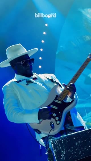 Wyclef Jean mostrou todo o seu talento no palco do Global Citizen Live: Rio com um megashow neste sábado (6). No evento, além de cantar os grandes sucessos da carreira, o artista haitiano provou que continua em plena forma ao exibir suas habilidades na guitarra. (Vídeo: Billboard Brasil) #BillNoGlobalCitizen