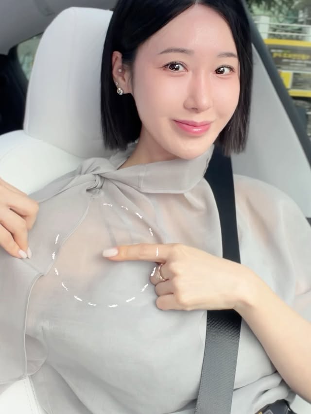 캐미젤리도 너무너무 좋지만런닝형 말고 나는 후크형으로 더 탄탄히 잡아주고 싶다하면에어후크 추천🤍가슴 잡아주는게 달라요(마지막장 참고해주세요)캐미젤리는 캡나시 같은데 통기성 좋고 시원한소재로매일 입게되실거라 전 캐미젤리 여러개 소장해서집에서도 밖에서도 지겹게도 입고있어요 ㅎㅎ작년 처음 타밈 언더웨어 진행할때오픈 전 본사에서 교육받으며 입어보는데이건 나 뿐만 아니라 엄마께도 사드리고싶단생각 들더라구요여자라면 느끼는 같은 고민 타밈 캐미젤리가 해결👍🏻이건 고등학생부터 60대이상 어머니들께도 강제추천!집에만 오면 브라 벗어던지시는 분!그만큼 브라가 갑갑하다는거잖아요?캐미젤리의 또다른 이름이 “수.면.브.라”우리나이가되면 작든 크든 가슴이 쳐지게되는데집에서 입는 캡달린 나시들은 가슴을 못잡아줘서쳐짐을 방지할수 없죠!캐미는 캡나시처럼 편한데 가슴도 잡아줍니다👍🏻끈도 예뻐서 끈노출도 가능✨목파임 있어서 어깨끈 노출되는 옷 입는다 하심캐미젤리로 가세요 그냥👍🏻 by @derful_yuri