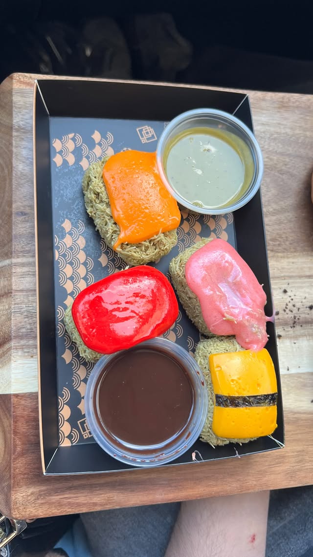 Dubai chocolate sushi 🤯🍣 @mamachais #dubaichocolate #dubaisushi #foodie #dessert by @nicolee.ludwig