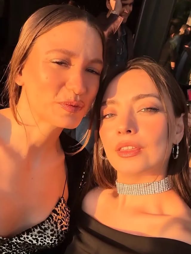 Serenay Sarıkaya ile Zeynep Tuğçe Bayat “Sevdiğim İnsanlar”da buluşuyor🔷 Ödüllü yönetmen Doğuş Algül’ün “Sevdiğim İnsanlar” adlı bağımsız filminin hazırlıkları sürüyor. Başrolünü Serenay Sarıkaya’nın oynayacağı film sonbaharda sete çıkacak. Ege’de çekilecek olan filmde kendisinden yaşça büyük Boris’le evli olan ve kasabasına dönen Azra’nın hikâyesi sinemaya taşınıyor.KGKG’DEN SONRA YENİDEN BİR ARADALAR🔷 Oyuncu görüşmeleri devam eden filme Menderes Samancılar’ın ardından Zeynep Tuğçe Bayat katıldı. Başarılı oyuncu filmde Sibel rolüyle Azra’nın arkadaşını canlandıracak. Bayat ve Sarıkaya 3 sezon süren “Kimler Geldi, Kimler Geçti” dizisinde de beraber kamera karşısına geçmişti.