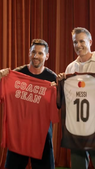 Ten fans. Ten swaps. One epic moment.
@Mastercard is bringing fans closer to the game they love.
Enter for your chance to win a limited-edition jersey from Mastercard - exclusively for cardholders.
Getting closer to greatness that inspires us: #priceless

*NoPurchNec. Mastercard cardholders as of 6/8, 50 US/DC, legal age. Ends 6/21.
Rules: priceless.com/Messi

——

Diez fans. Diez intercambios. Un momento épico.
@Mastercard está acercando a los fans al deporte que aman.
Participá por la chance de ganar una camiseta de edición limitada de Mastercard – exclusivo para usuarios de la tarjeta. 
Acercarnos a la grandeza que nos inspira: #priceless

*Sin obligación de compra. Tarjetahabientes de Mastercard desde el 8/6, 50 estados de EE.UU./DC, mayoría de edad. Finaliza el 21/6. Reglamento: priceless.com/Messi