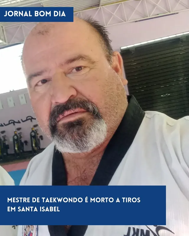 O mestre de taekwondo Rameda, conhecido e respeitado no meio esportivo de Santa Isabel, foi morto a tiros na noite desta segunda-feira (8), na Avenida Presidente Vargas, BNH. 

De acordo com a Polícia Militar, Rameda estava dentro de um veículo quando foi surpreendida pelos disparos. Ele foi atingido por disparos na região da cabeça.

A PM foi acionada via Centro de Operações da Polícia Militar (Copom) após moradores relatarem estampidos semelhantes a disparos de arma de fogo nas proximidades da Academia Máxima Forma. Ao chegarem ao local, os policiais encontraram a vítima ferida e inconsciente.

Equipes de resgate realizaram o atendimento e encaminharam Rameda à Santa Casa de Misericórdia de Santa Isabel. Apesar dos esforços da equipe médica, ele não resistiu aos ferimentos e morreu pouco depois de dar entrada na unidade hospitalar.

A área do crime foi isolada para o trabalho da perícia técnico-científica. Policiais também realizam o levantamento de imagens de câmeras de monitoramento instaladas em imóveis e estabelecimentos comerciais da região, na tentativa de identificar o autor dos disparos e esclarecer a dinâmica do homicídio.

Até o momento, nenhum suspeito foi preso. A motivação do crime ainda é desconhecida e será investigada pela Polícia Civil.