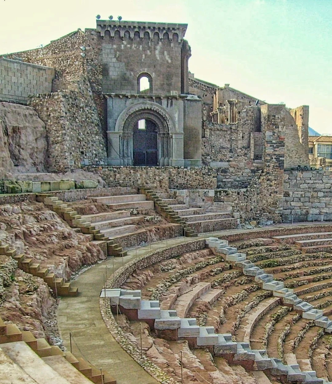 También hoy celebra su Día la Región de Murcia que, aunque no tiene románico, sí me consta que es tierra de grandes aficionados, así que aprovecho para felicitarles con esta imagen de la fachada neorrománica de la maltrecha Catedral Vieja de Cartagena, abalconada sobre su famoso teatro romano by @romanicoespana