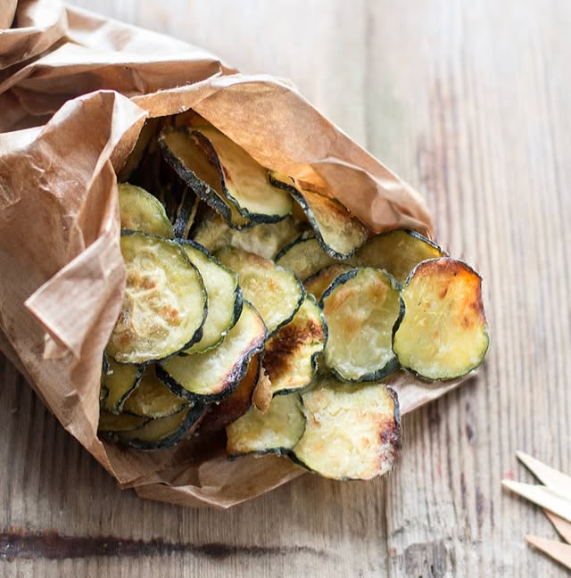 Spizzichiamo??? 🍟😍 ✨CHIPS di ZUCCHINE✨ sottilissime sfoglie vegetali CROCCANTI e LEGGERE! perfette come contorno, snack o aperitivo! Bastano pochi minuti e potete cuocetele al forno, in friggitrice ad aria oppure anche in padella 👇La RICETTA la trovate nel mio sito tavolartegusto.it 💻 👉🏿 cliccando link 🔗 blu 💙profilo @tavolartegusto 👉🏿In stories x 24 h 👉🏿 CERCA su GOOGLE🔍 CHIPS di ZUCCHINE di TAVOLARTEGUSTO♥️PROVALE e TAGGAMI👉🏿 #tavolartegusto 👈🏿 entri nelle mie STORIES 📲 by @tavolartegusto