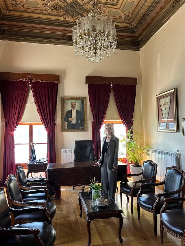 150 yıl önce, bu odada 32. Osmanlı padişahı ve 111. İslam halifesi Abdülaziz bilekleri makasla kesilmiş, kanlar içinde bulundu.  Oğlu Abdülmecid Efendi’ye göre, babası hanedan içindeki kavgaların ardından ateşlenen bir darbe girişimi sonrası öldürülmüştü.  Ne hazin son…Çığlıklar, feryatlar, gözyaşları… ve elbette uzun seneler sürecek tartışmalar. 
Bugün TBMM Başkanımız Sayın Numan Kurtulmuş’un davetleriyle biraradaydık. Emre Öktem hocanın anlatımıyla tarihte yaşananları dinledik. 
Dünya Kupası sonrası yeniden programa başladığımızda bu konuyu işlemeyi çok istiyoruz. Çekimlerimizi yaptık, Emre hoca ile sözleştik. 
Davetleri için Sayın Meclis Başkanımıza çok teşekkür ederim. Yoğun hislerle tarihi Feriye Sarayları’ndan ayrılıyoruz. Bina günümüzde Kabataş Lisesi olarak hizmet vermekte.

Sultan Abdülaziz, Batı müziği formunda beste yapan ilk Osmanlı padişahı olarak bilinir. Videoda çalan en sevdiklerimden “Valse Davet”