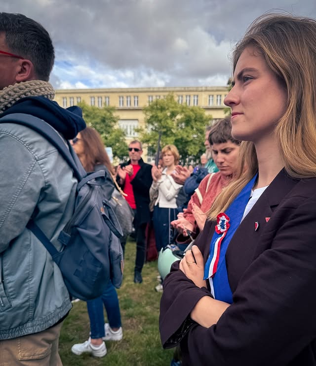 À Caen comme partout en France, nous nous réunissons pour Lyhanna et toutes les victimes. Chaque année, ce sont 160 000 enfants victimes, dont la parole se heurte au déni et aux problèmes systémiques des institutions judiciaires, sociales, éducatives et de soin que le gouvernement dépouille. Ce drame, loin d’être un cas isolé, doit marquer un tournant dans la manière dont les signalements de violences sexuelles sur mineur·es sont traités.Il est temps de croire les enfants, de les protéger et de réellement lutter contre toutes les violences sexistes et sexuelles. by @emma.fourreau