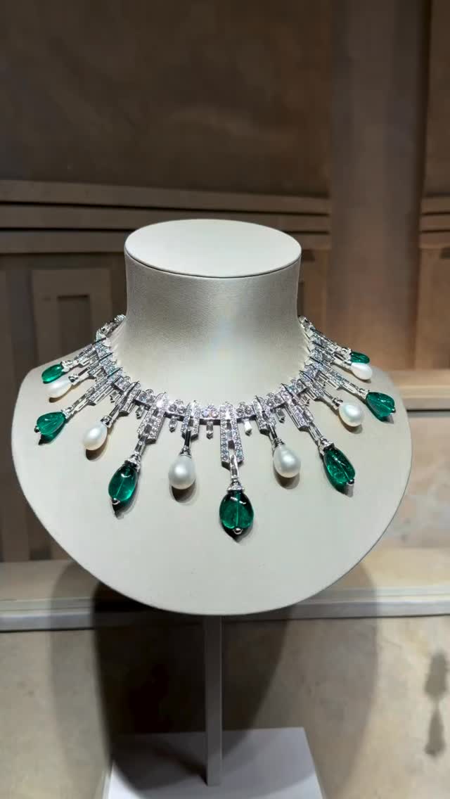 Quand l’Égypte antique rencontre l’excellence de la haute joaillerie.Inspirée par la richesse culturelle, les symboles emblématiques et les mystères fascinants de l’Égypte des pharaons, Van Cleef & Arpels⁠￼ dévoile « Fascinating Egypt », une collection exceptionnelle réunissant près de 180 créations de haute joaillerie. Chaque pièce célèbre l’alliance entre héritage historique, savoir-faire d’exception et créativité, donnant naissance à un univers où l’art et le rêve se rencontrent.فين كيتلاقاو سحر مصر القديمة مع فن المجوهرات الراقية.مستوحاة من الجمال الخالد، الرموز العريقة والأسرار ديال عصر الفراعنة، كتقدم Van Cleef & Arpels⁠￼ مجموعة “Fascinating Egypt”، اللي كتضم حوالي 180 قطعة من المجوهرات الراقية. كل قطعة كتجسد مزيج فريد بين التاريخ، الحرفية العالية والإبداع، باش تخلق عالم كيحكي قصة مصر بطريقة راقية ومبهرة#viralreeĺs by @style_bysimon