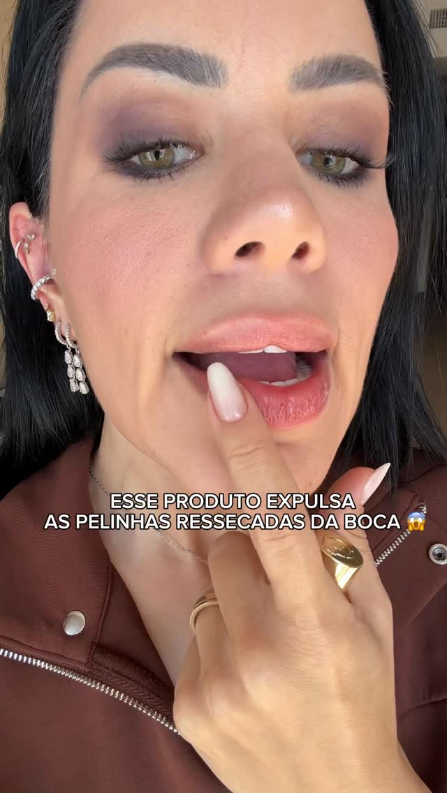 Dos stories pro feed porque esse conteúdo bombou de compartilhamento 💁🏻‍♀️😱 

UM PRODUTO LABIAL QUE EXPULSA AS PELINHAS
RESSECADAS DA BOCA! Sim, temos 💁🏻‍♀️

Nem gloss, nem óleo labial! Ele é os 2! O BT JELLY OIL BANANA tem alto poder de hidratação e nutrição, reparando a barreira cutânea com tanta potência que chega a expulsar as pelinhas ressecadas dos seus lábios 💛🍌✨