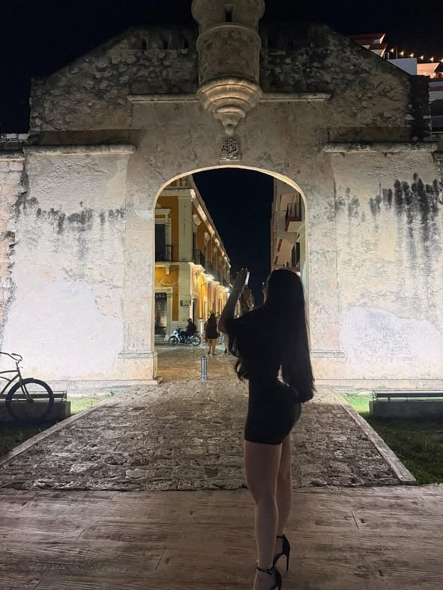 10 años de diferencia entre la foto 1 y la última foto 🔖

Woow con lo que ha cambiado esa fanny ocurrente que aveces la extraño, siempre siendo ella misma bailando en cualquier lugar y subiéndose a los lugares como porrista jajaja disfrutaba demasiado, sin vergüenza a nada. Hoy existe una fanny que es más centrada y queriéndose encontrar eso esa fanny de hace 10 años, pero sin duda se que estaría muy orgullosas de lo que somos hoy en día 🤍✨

📍Campeche 2026
