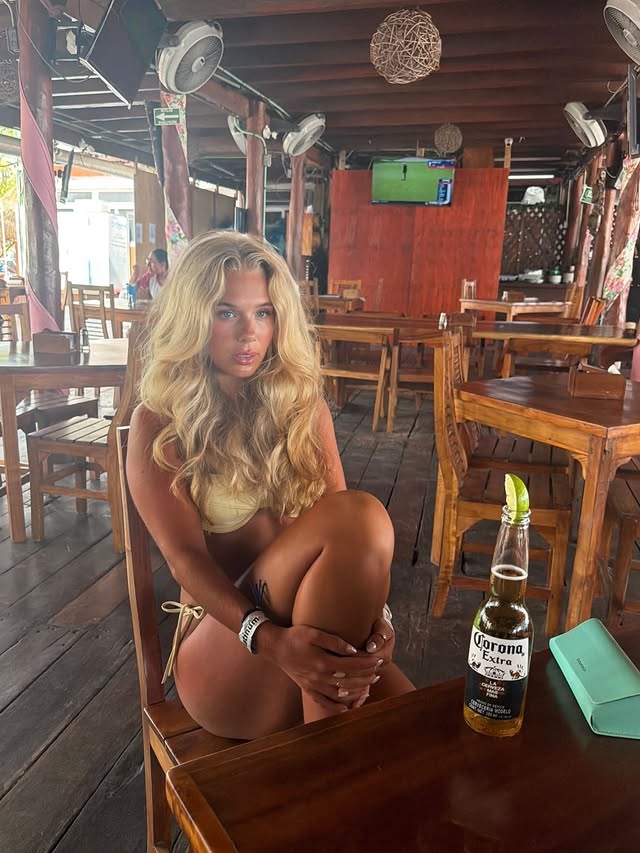 I love being a girl

Bikini is  @pullandbear 
Dress is  @marsthelabel