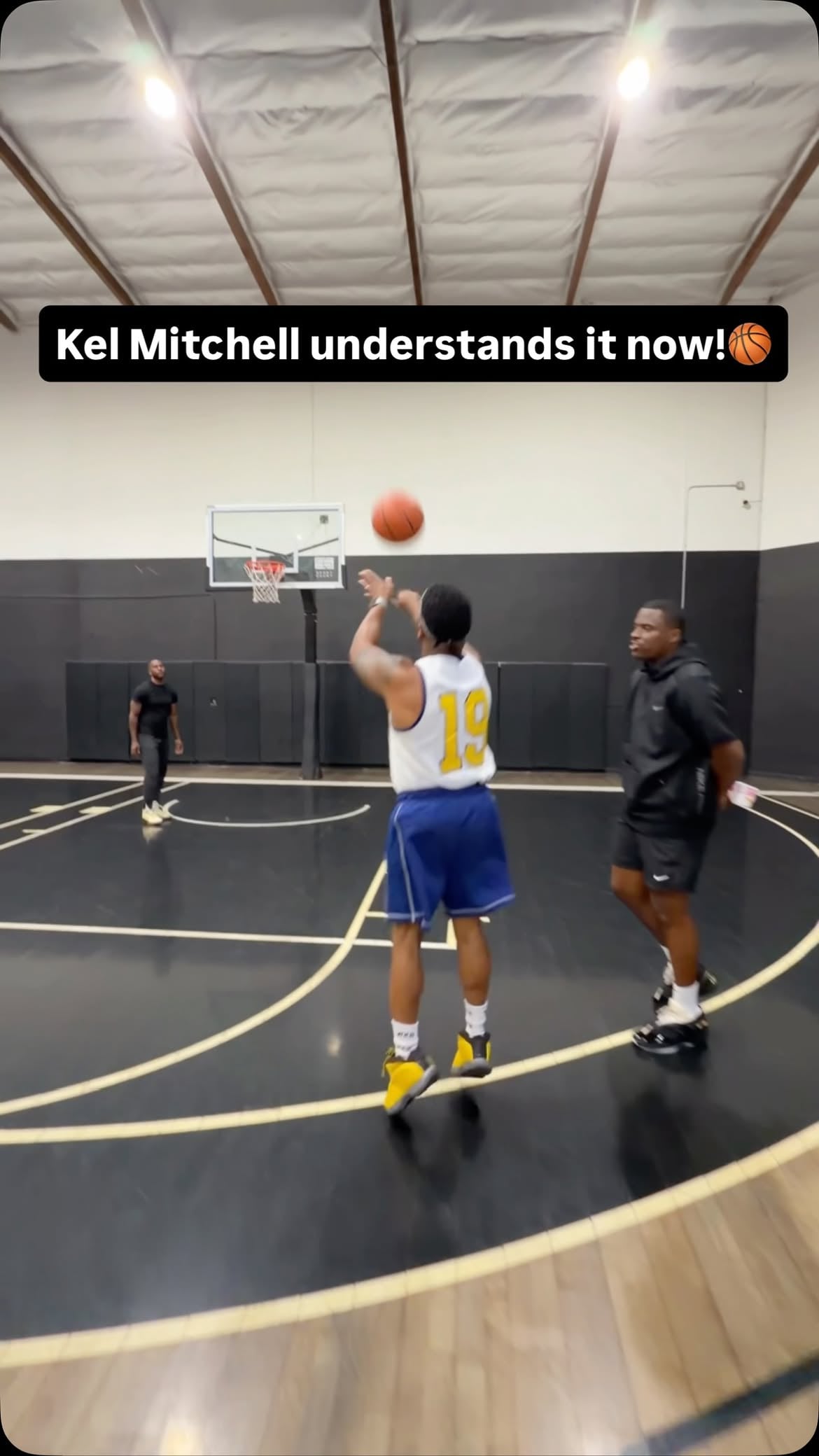 Kel Mitchell understands it now!! Coach Lethal Shooter is crazy!🤣🤣🤣🤣🤣 
-
Player: @iamkelmitchell 
Gym: @the.dstrkt 
Passer: @iamjavarus 
Film: @niceshotnate 
Trainer: ( @lethalshooter ) 
#NBA #LethalShooter #KelMitchell #GoodBurger