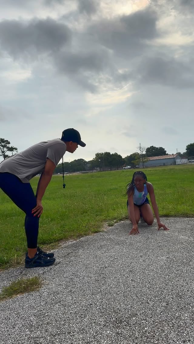 This young lady came to Houston from Arizona over the weekend to help prepare for her State qualifier track meet. Her parents made it very clear to me that she struggles with not showing up and breaking down when she feels any type of discomfort. As an athlete, you cannot have big goals and big dreams with a small heart and small work ethic! It’s not gonna cut it! Her goal is to make it to Nationals and my job is to help her do that. The work is the only thing that works!!! We had to push through a few barriers this weekend but we are now headed in the right direction. Comment the word TRAIN to work with me in Houston or virtually from anywhere! by @getuptoparr