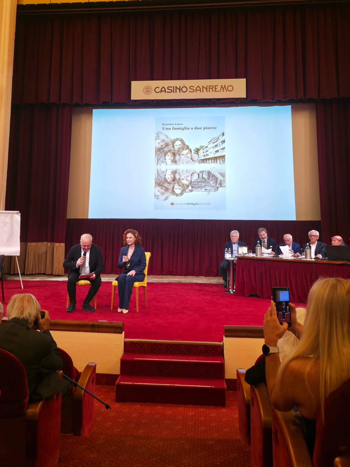Realtà inaspettata "i martedì letterari" del @casinosanremo
... una tradizione culturale che, in un modo o nell'altro, va avanti dal 1932!!! 
La bella Italia, l'Italia bella. 
Grazie alla prestigiosa giuria per avermi assegnato il #GranTrofeo del Premio letterario internazionale Antonio Semeria per il mio libro #unafamigliaaduepiazze, al mio adorabile @denigriseditore, a @mauromazza.official per la bella intervista, a @pinodimeco per la generosa ospitalità, e last but not least a @tuccimacia anima e braccio operativo dell'intera manifestazione.
Serata memorabile con le #briciole al #Casinò 🦒🦒🦒💰💰💰

look: @rsboutiquebufalotta
